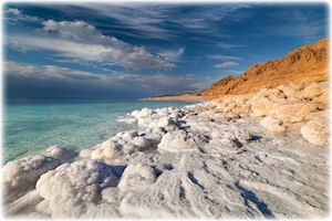 Blick entlang der Küste des toten Meeres mit Salzansammlungen.