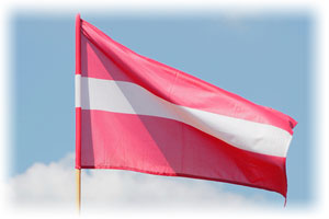 Die Flagge Lettlands: Rot, Weiß, Rot.