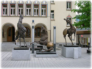 Eine Statue mit drei Pferden in einer Stadt in Liechtenstein.