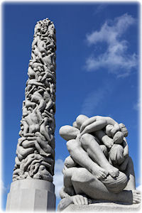 Eine aus Stein gemeisselte Skulptur mit übereinander gestapelten Menschen.