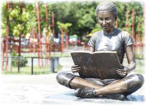 Statue eines lesenden Mädchens in einer rumänischen Stadt.