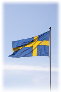 Die gelb-blaue Flagge von Schweden im Wind.