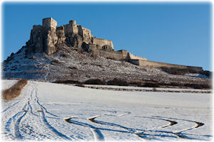 Blick auf die verschneiten Hügel und die Zipser Burg.